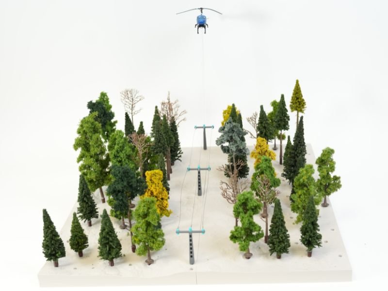 Maquette forêt 3D avec hélicoptère en vol (2)
