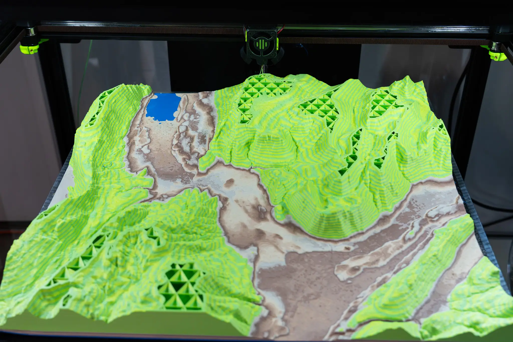 Impression 3D topographique multicolore d'un relief montagneux