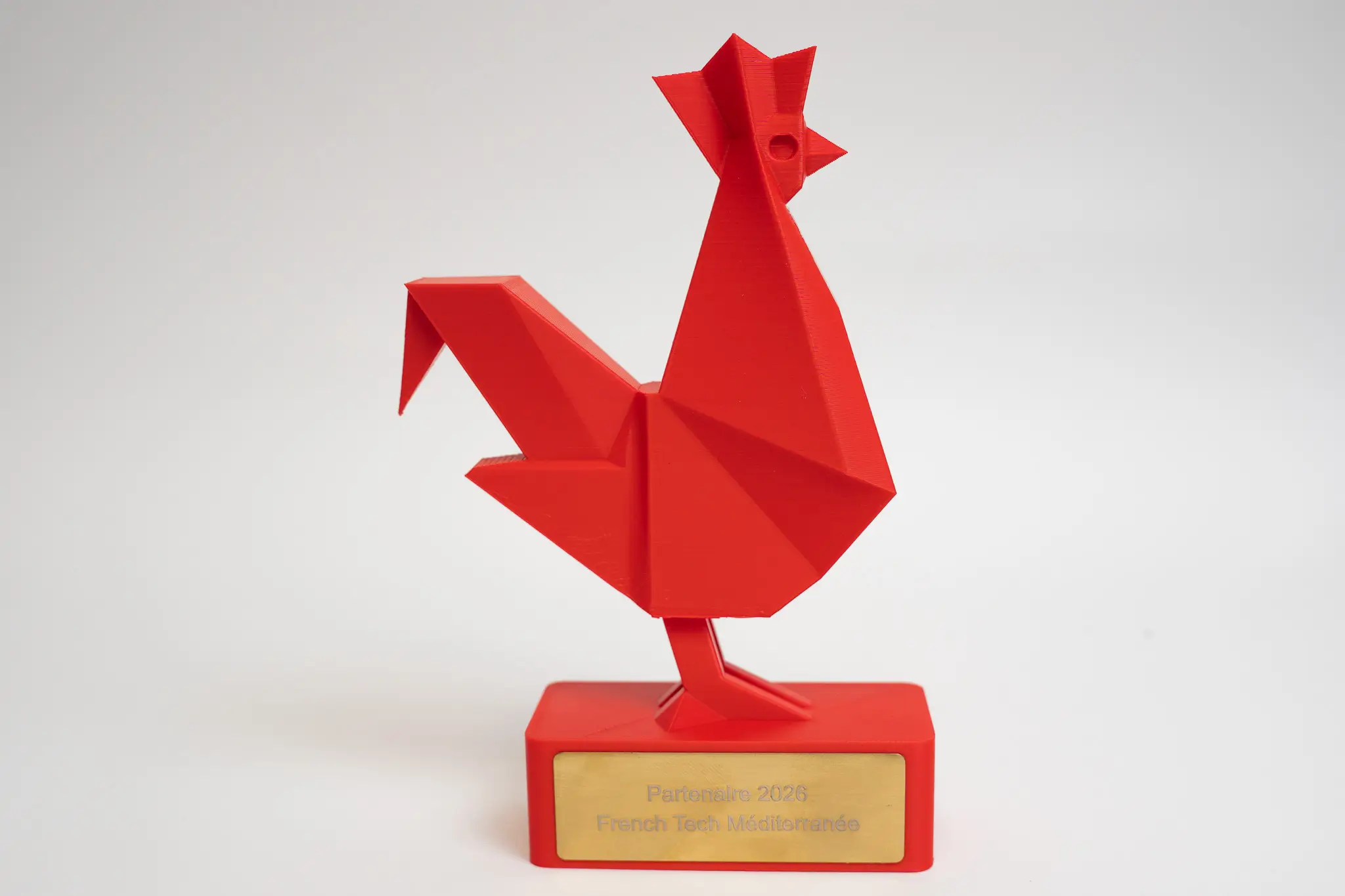 Le coq français imprimé en 3D avec une plaque gravée au laser.