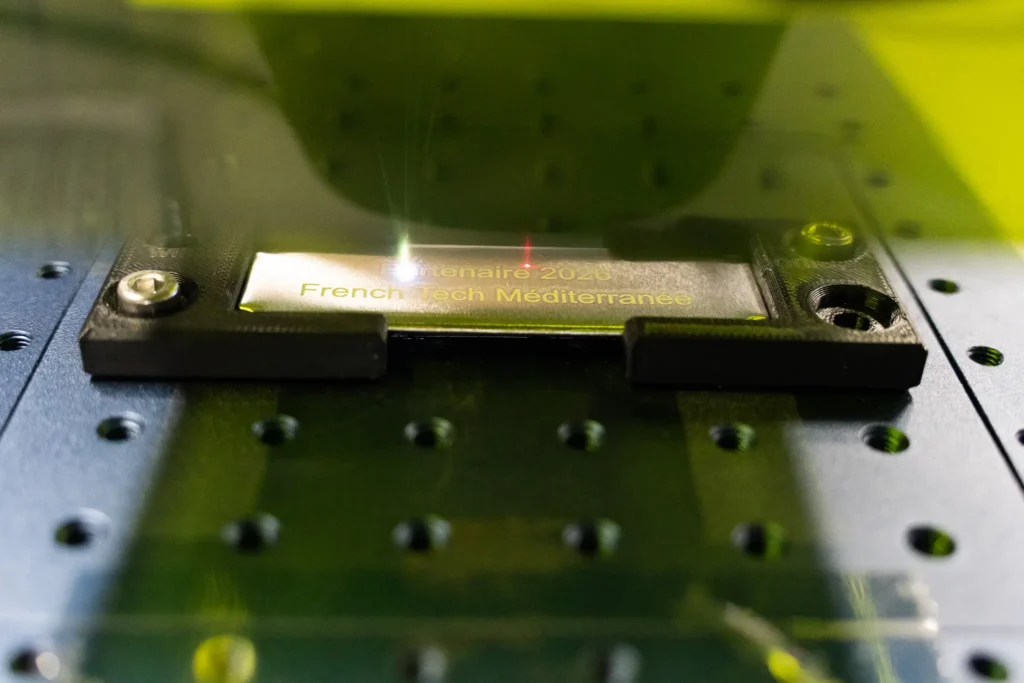 Graveur laser pour plaques métalliques